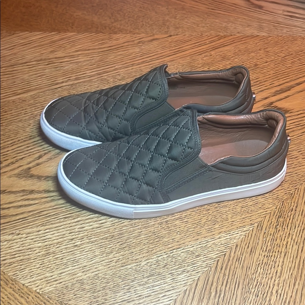Steve Madden women’s ellen slip on  Sneakers